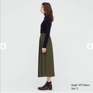 Uniqlo never worn size M women’s midi pleated skirt, elastic waist, forest green